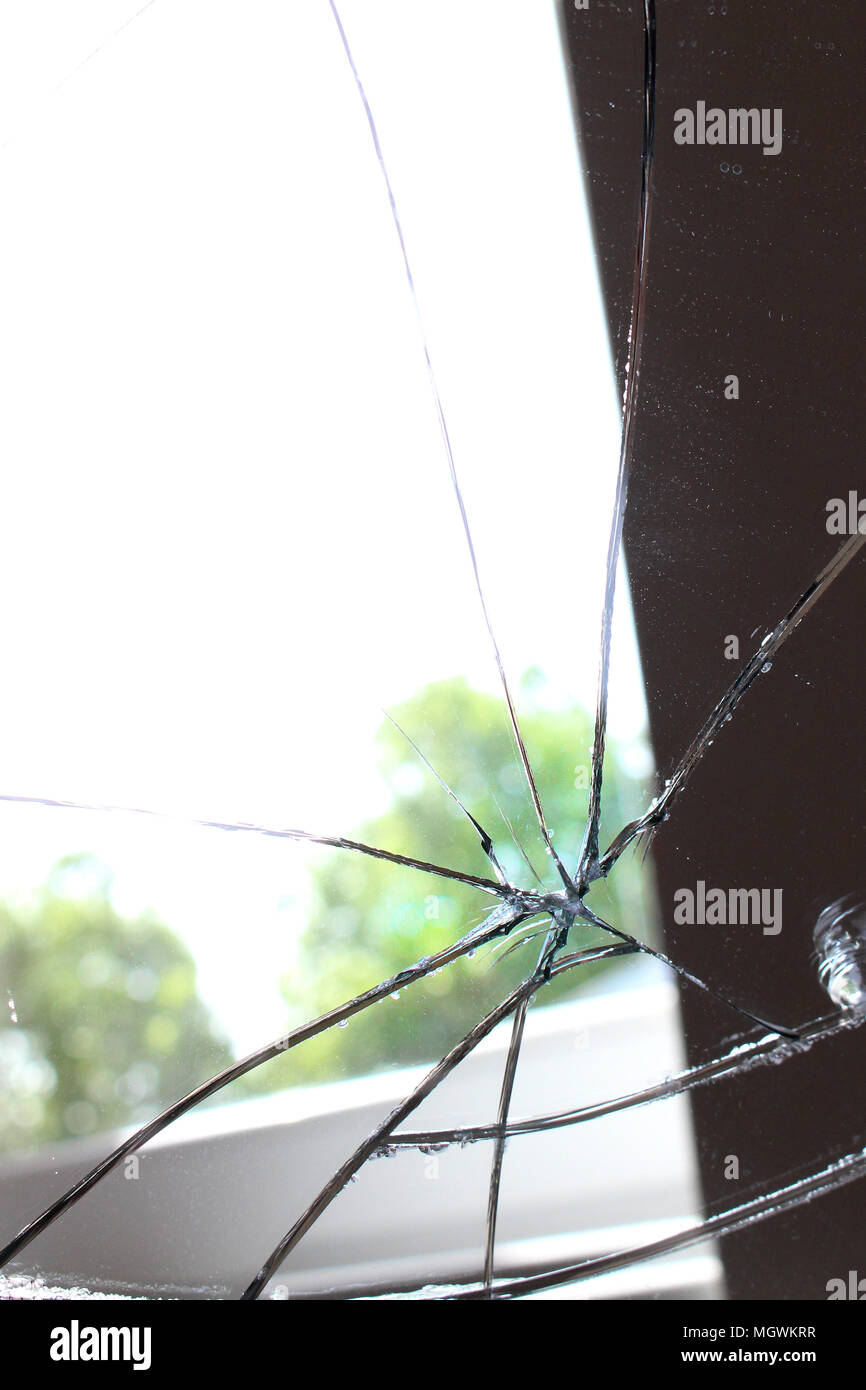 Rottura specchio riflettente verso la finestra Foto Stock