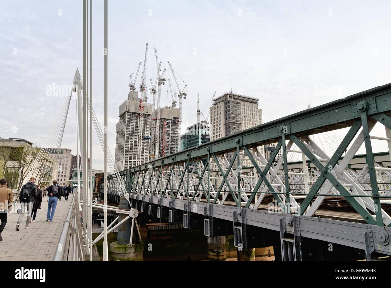 Costruzione sulla banca del sud con la ferrovia a Hungerford bridge in primo piano,Waterloo Londra Inghilterra REGNO UNITO Foto Stock