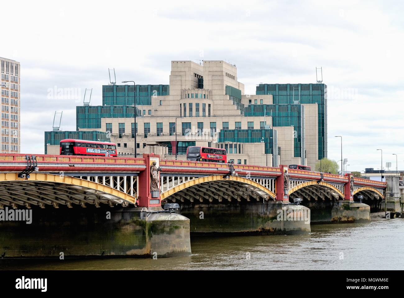 Vauxhall Bridge e il MI6 edificio, a Vauxhall Cross, Londra Inghilterra REGNO UNITO Foto Stock