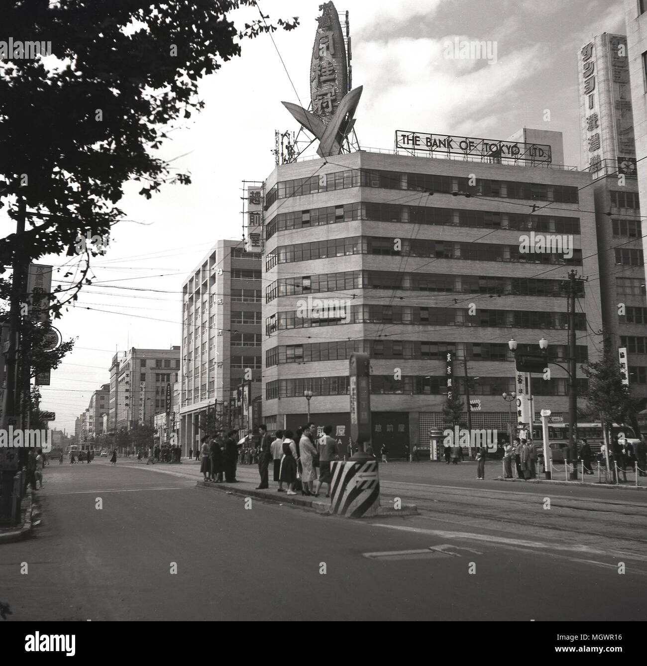 Degli anni Cinquanta, vista storica della città di Tokyo e molti uffici  situati in grandi edifici, compresa 'La Bank of Tokyo Ltd", (BOT) una borsa  estera banca stabilita direttamente dopo WW2 nel
