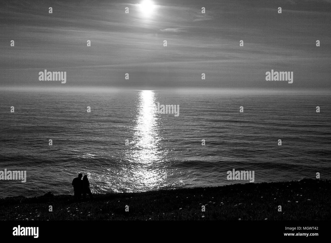 Esplorare il Portogallo. Cabo da Roca oceano e vista montagne, autentico cattura, wanderlust concetto. estate Tramonto primaverile sagome Foto Stock