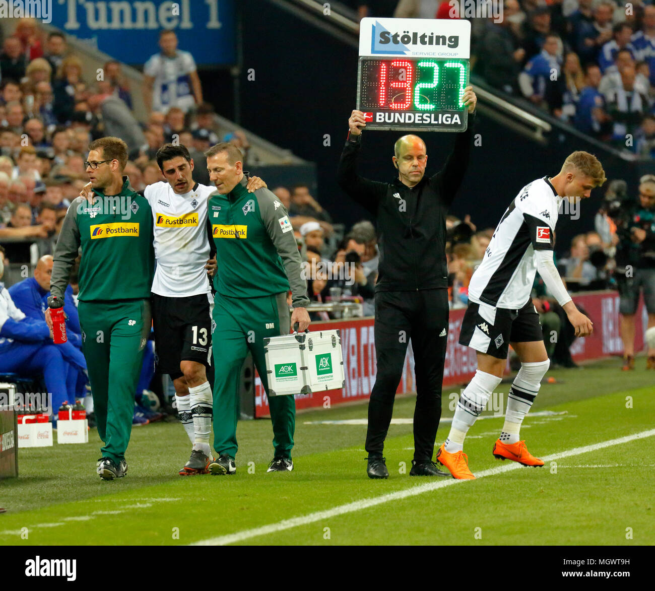 Sport, calcio, Bundesliga, 2017/2018, FC Schalke 04 vs Borussia Moenchengladbach 1:1, Veltins Arena Gelsenkirchen, sostituzione a causa di pregiudizio, f.l.t.r. team medico Dr Stefan Porten (MG), feriti team capitano Lars Stindl (MG) lascia il passo, fisioterapista Dirk Mueller (MG), quarto ufficiale di Mike Pickel presentando la sostituzione su una bacheca, sostituito Michael Cuisance (MG) Foto Stock