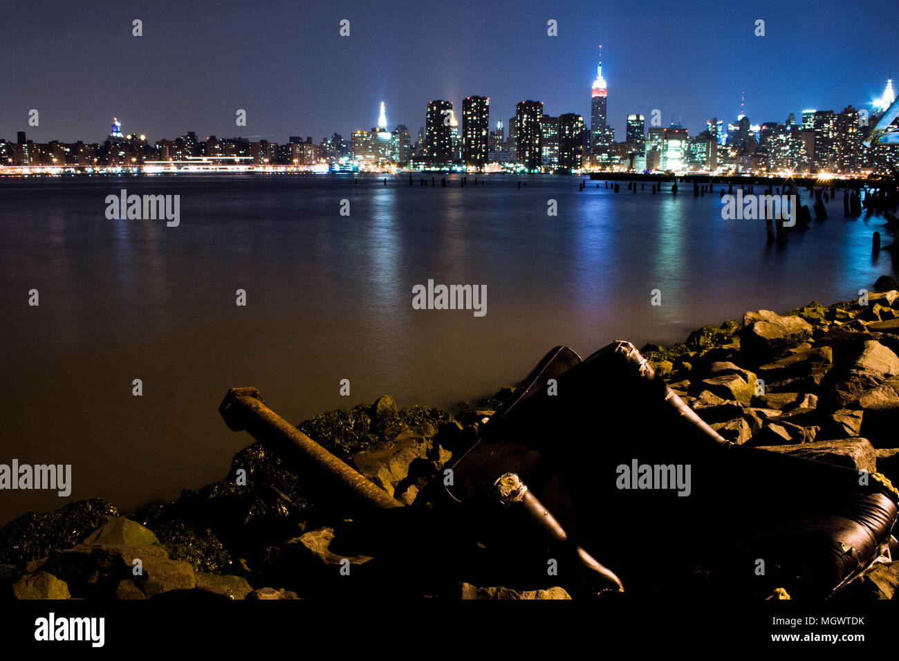 Vista dal porto Greenpoints su Manhattan su East River, NY, STATI UNITI D'AMERICA Foto Stock