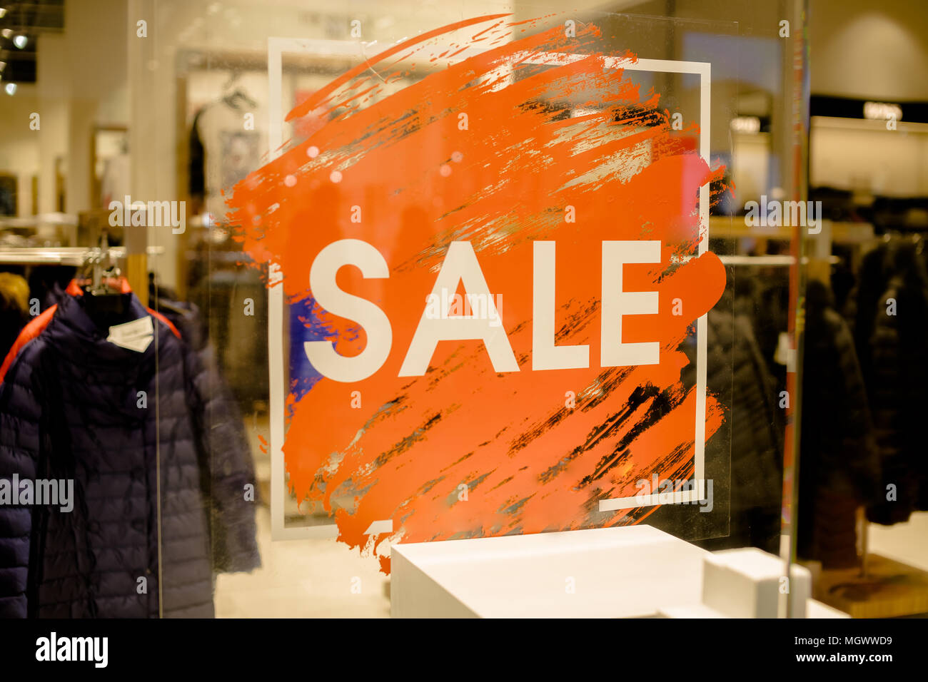 Vendita firmare per il negozio della finestra di visualizzazione.Segno sconto sulla mostra finestra. Vendita segno, il simbolo nel negozio di abbigliamento,red annuncio di una cinquantina di percentuale di sconto su un vetro di show-finestra. Spazio di copia Foto Stock