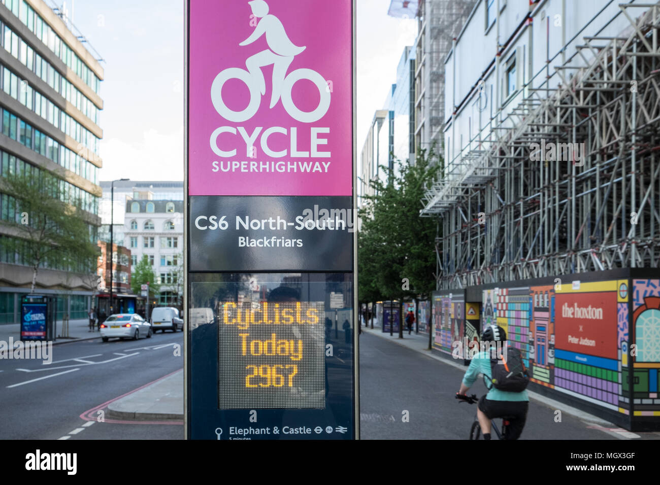 Escursioni in bicicletta,ciclisti,bicicletta,ciclismo,bike,bike,equitazione,a,Cycle,Super,Autostrada,Cycle Super Autostrada,6,asse nord-sud,a,Blackfriars,Road,traffico,Londra,UK, Foto Stock