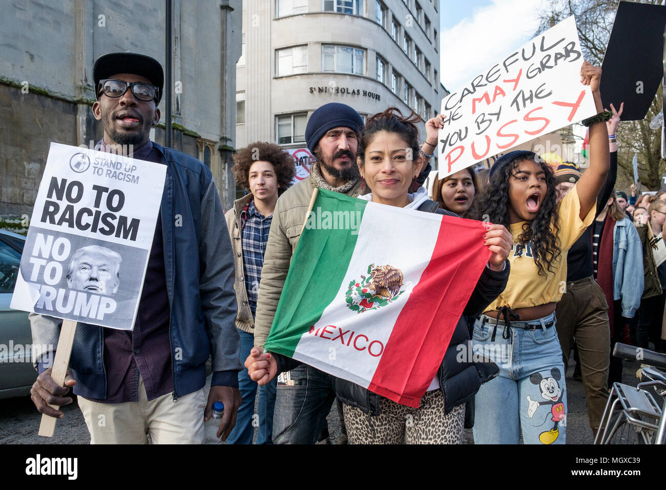Bristol, Regno Unito, 04-02-17 manifestanti che trasportano anti trump cartelloni sono illustrati in una marcia di protesta contro il Presidente Trump's divieto musulmano e visita di stato Foto Stock