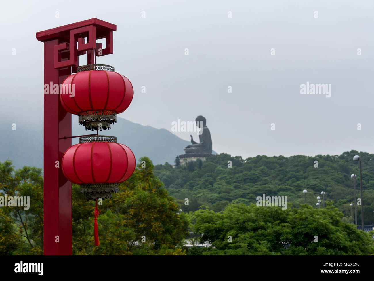 Tian Tan Buddha, Hong Kong, con lanterne cinesi in primo piano Foto Stock