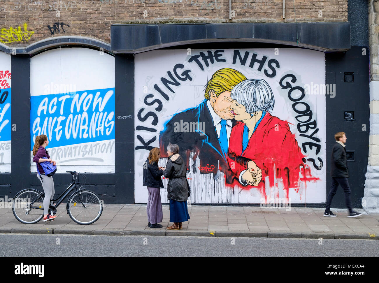 Bristol, Regno Unito. 24/02/17 street art avvertimento circa la morte del NHS raffigurante il Primo ministro può + Presidente Trump baciare è raffigurato nella Stokes Croft Foto Stock