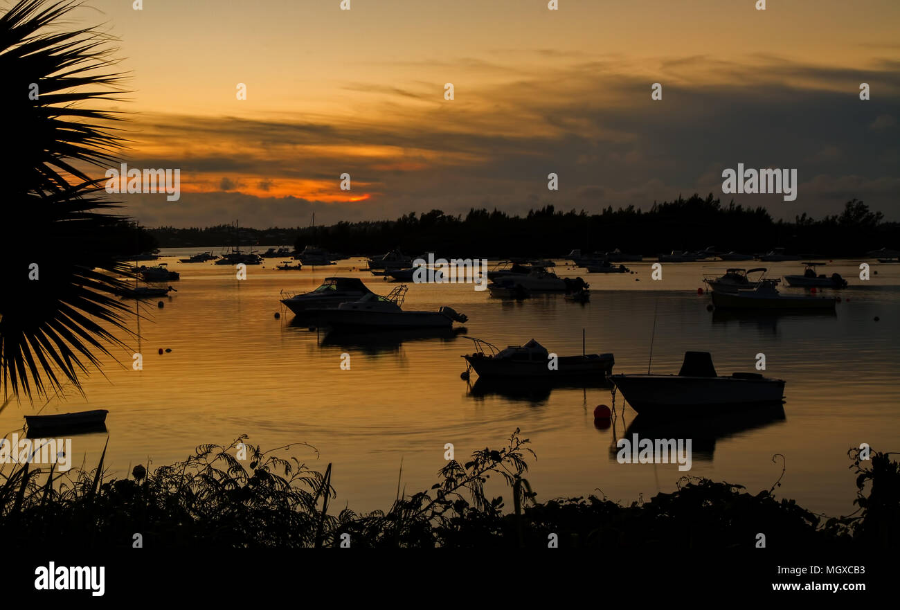 Stagliano barche in un porto naturale al tramonto Foto Stock