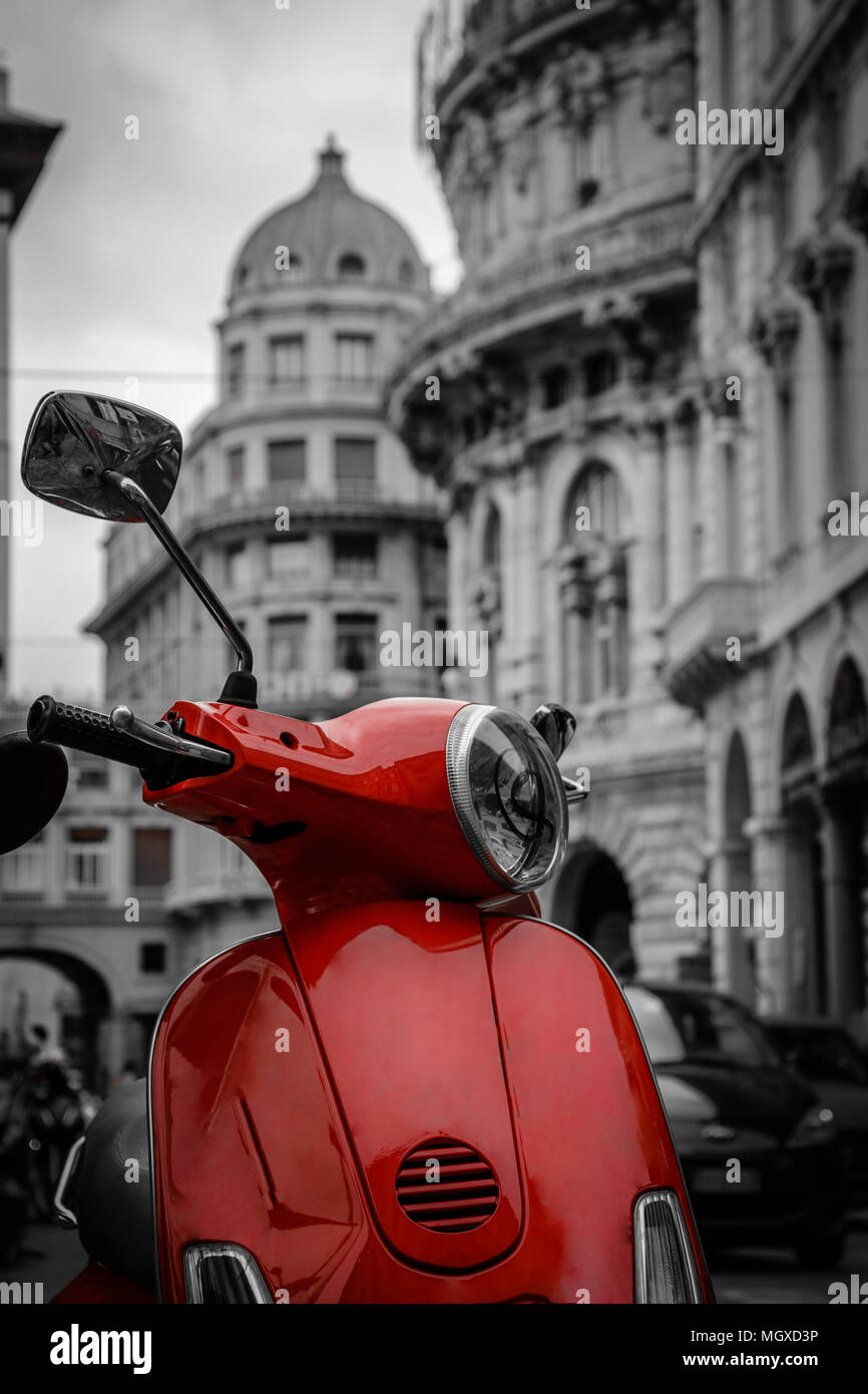 Bella rossa moto scooter la messa a fuoco e la città in bianco e nero e sfondo bianco Foto Stock
