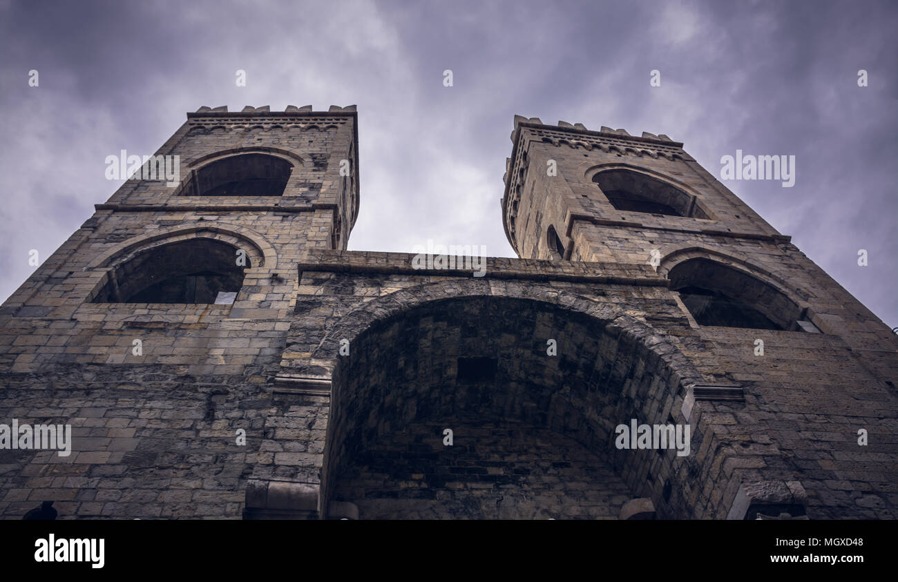 Grande vecchia costruzione, Architettura arte, con deep sky in background Foto Stock