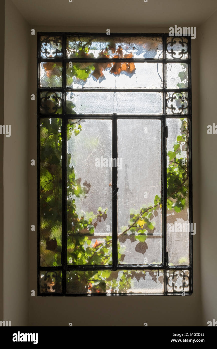 Uno stile art nouveau finestra con impianti al di fuori Foto Stock