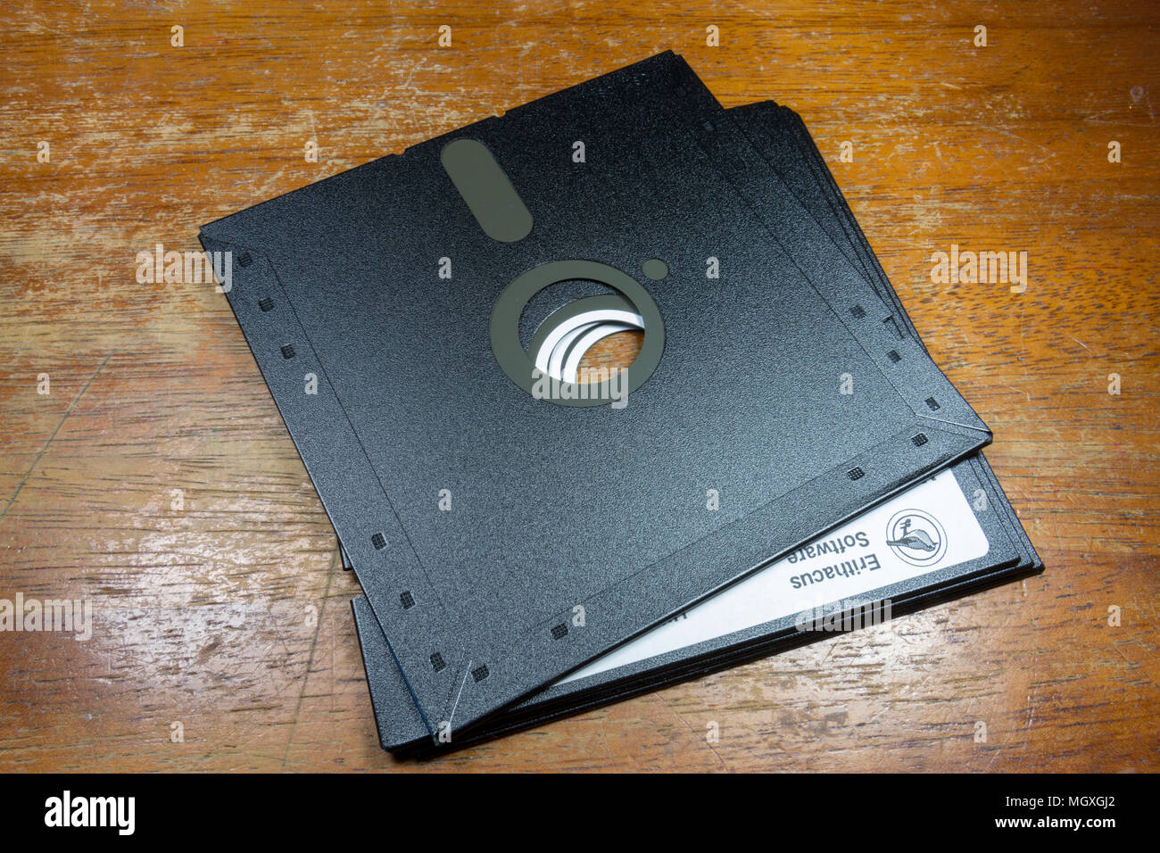 Una coppia di 5¼-dischi inchfloppy seduto su un tavolo. Foto Stock
