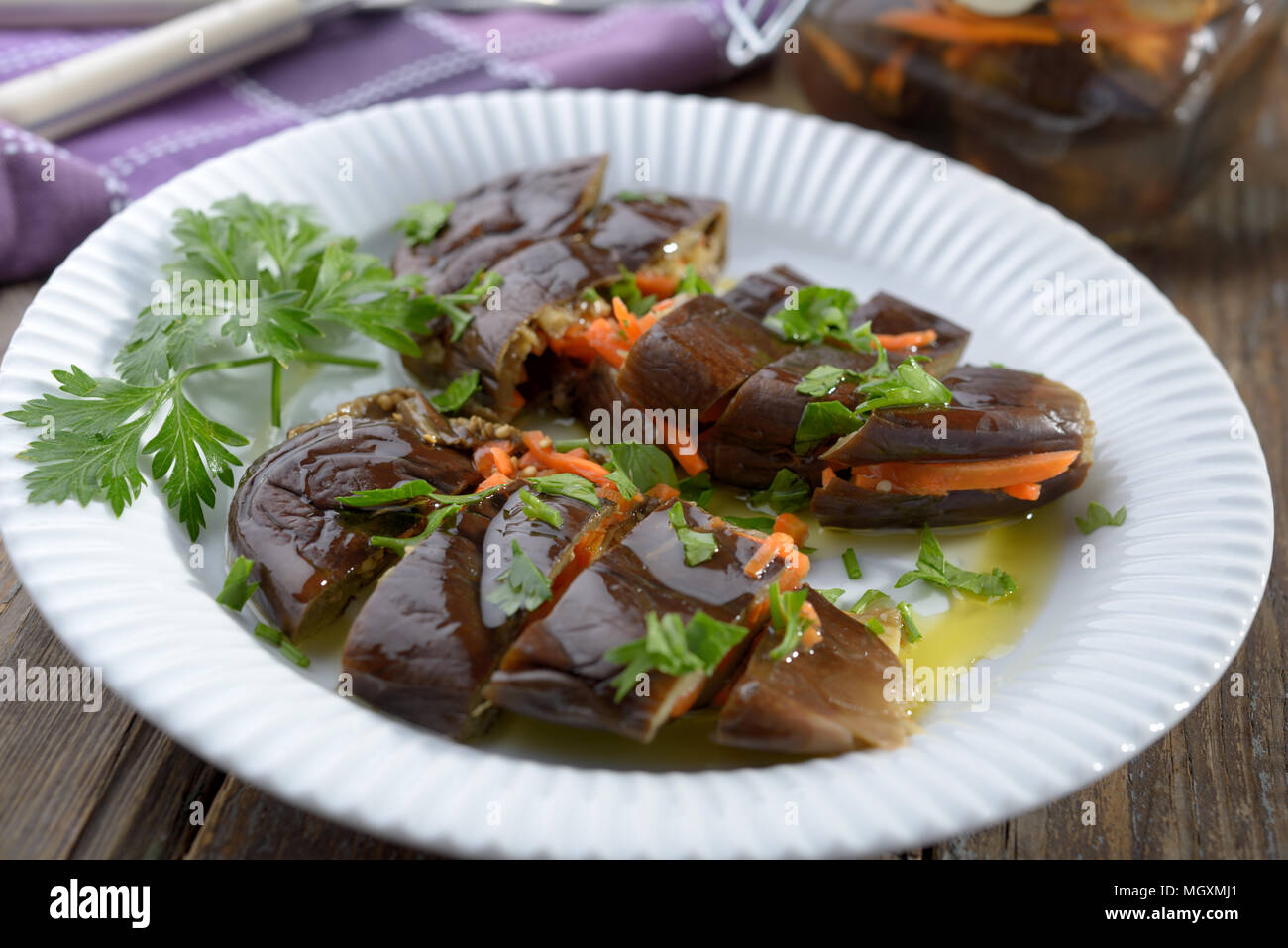 Marinata di melanzane ripiene con la carota Foto Stock