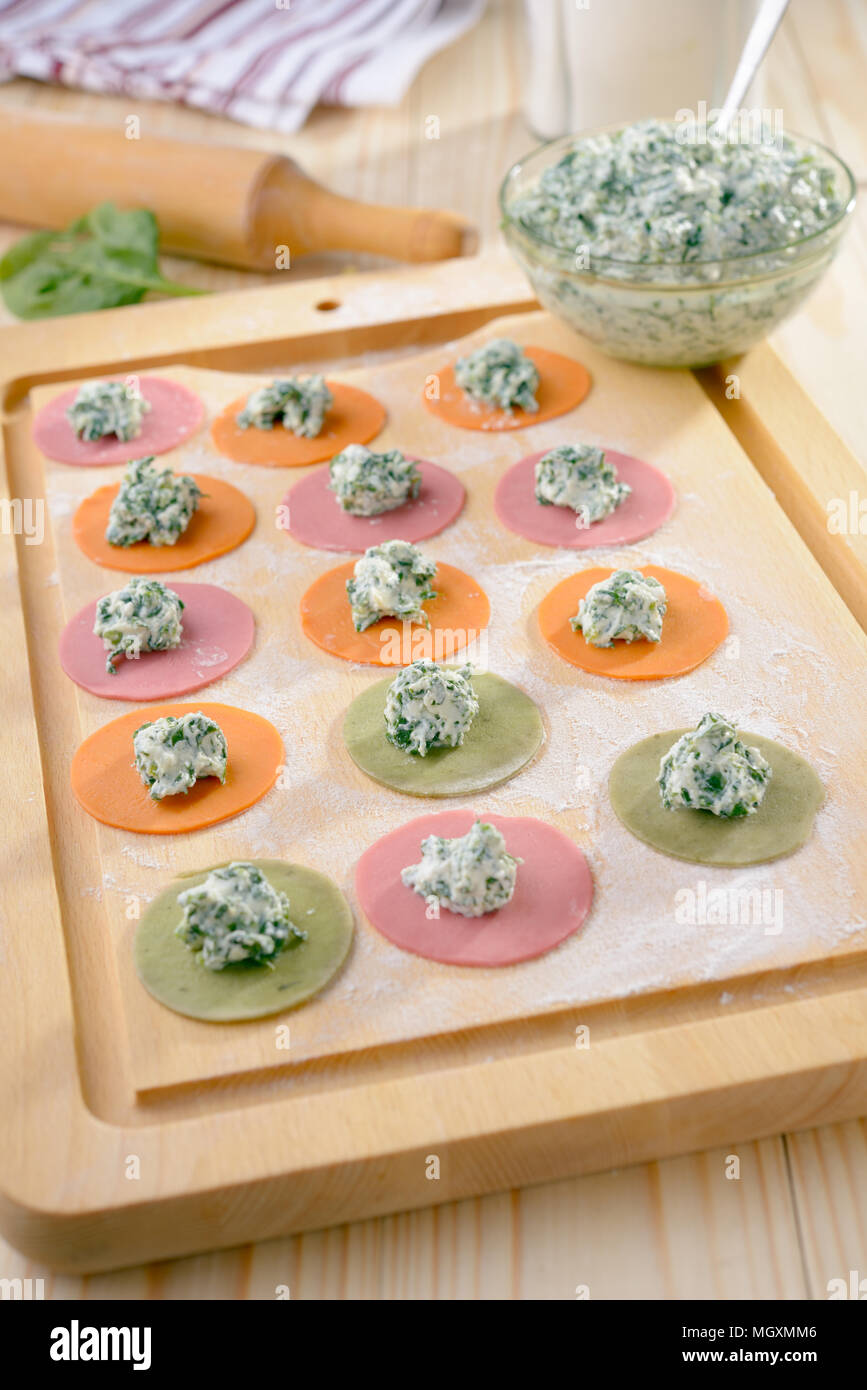 La cottura di multi-colore di ravioli con spinaci e ricotta Foto Stock