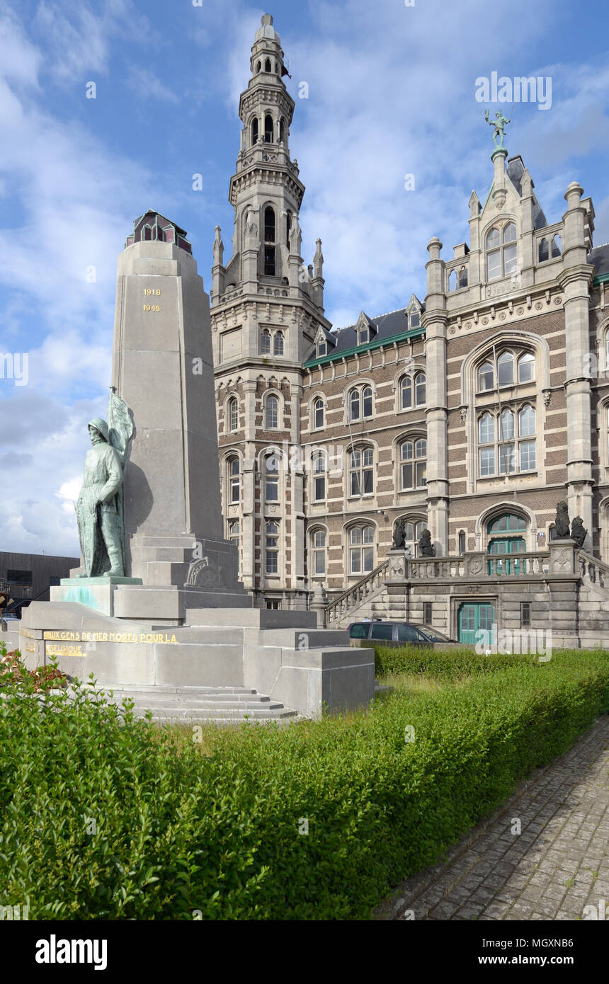 Autorità di pilotaggio edificio e il monumento ai marinai morti per il belgio ad Anversa Foto Stock