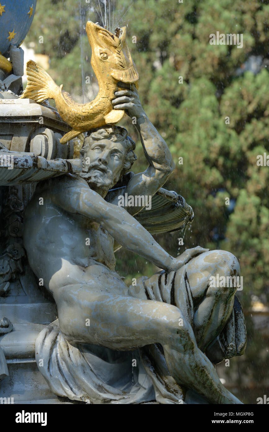 Atlanti nel basamento della fontana "Dea notte' nel parco di Gurzuf, Crimea, Ucraina. Fontana fu costruita nel 1889 Foto Stock