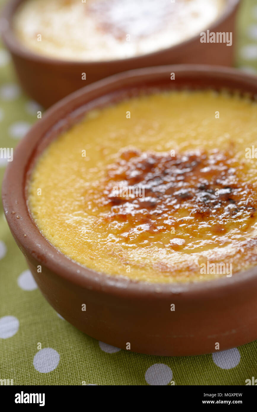 Crema catalana in una pentola. Messa a fuoco selettiva su un centro di dessert Foto Stock