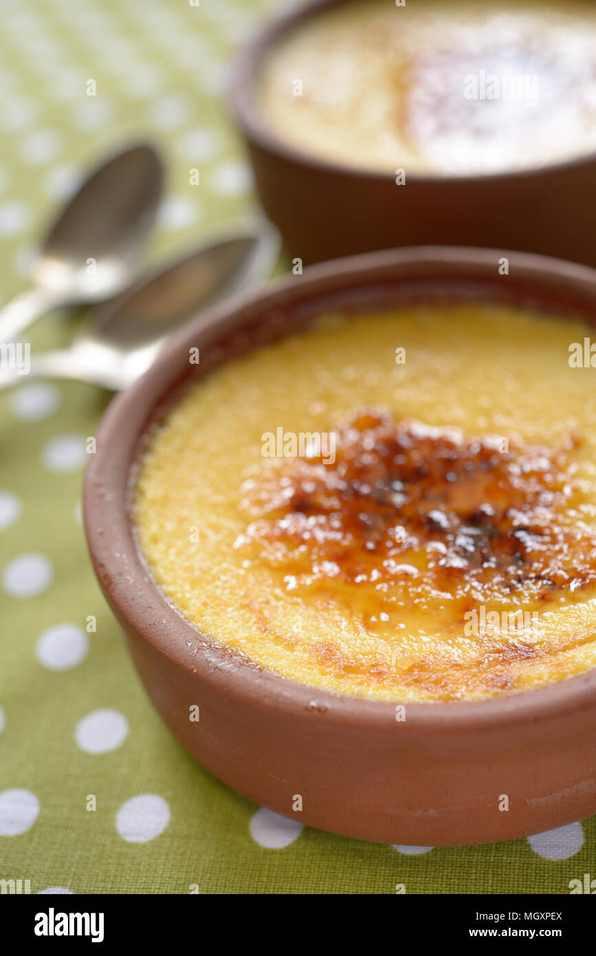 Crema catalana in una pentola. Messa a fuoco selettiva su un centro di dessert Foto Stock