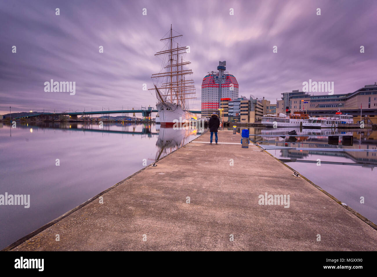Giovani adulti insfront turistica di Lilla Bommen ,Gothenburg, Svezia durante la mattina presto all'alba Foto Stock