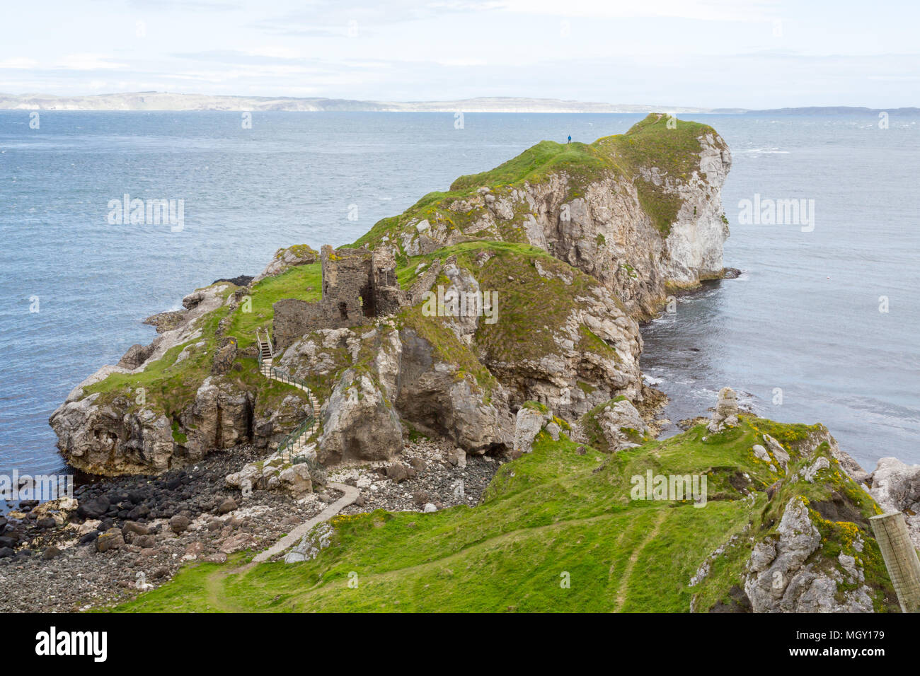 Co. Antrim, N. Irlanda/Regno Unito - Giugno 2, 2015: Sulla costa nord dell'Irlanda del Nord nella contea di Antrim Mare del Nord brilla. Foto Stock