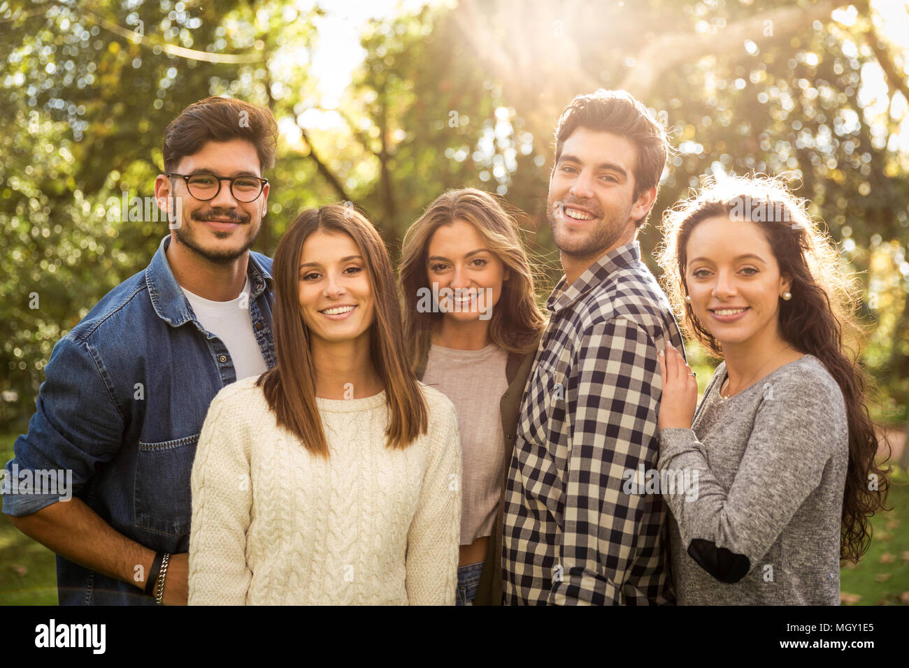 Gruppo di amici avente una grande giornata nel parco Foto Stock