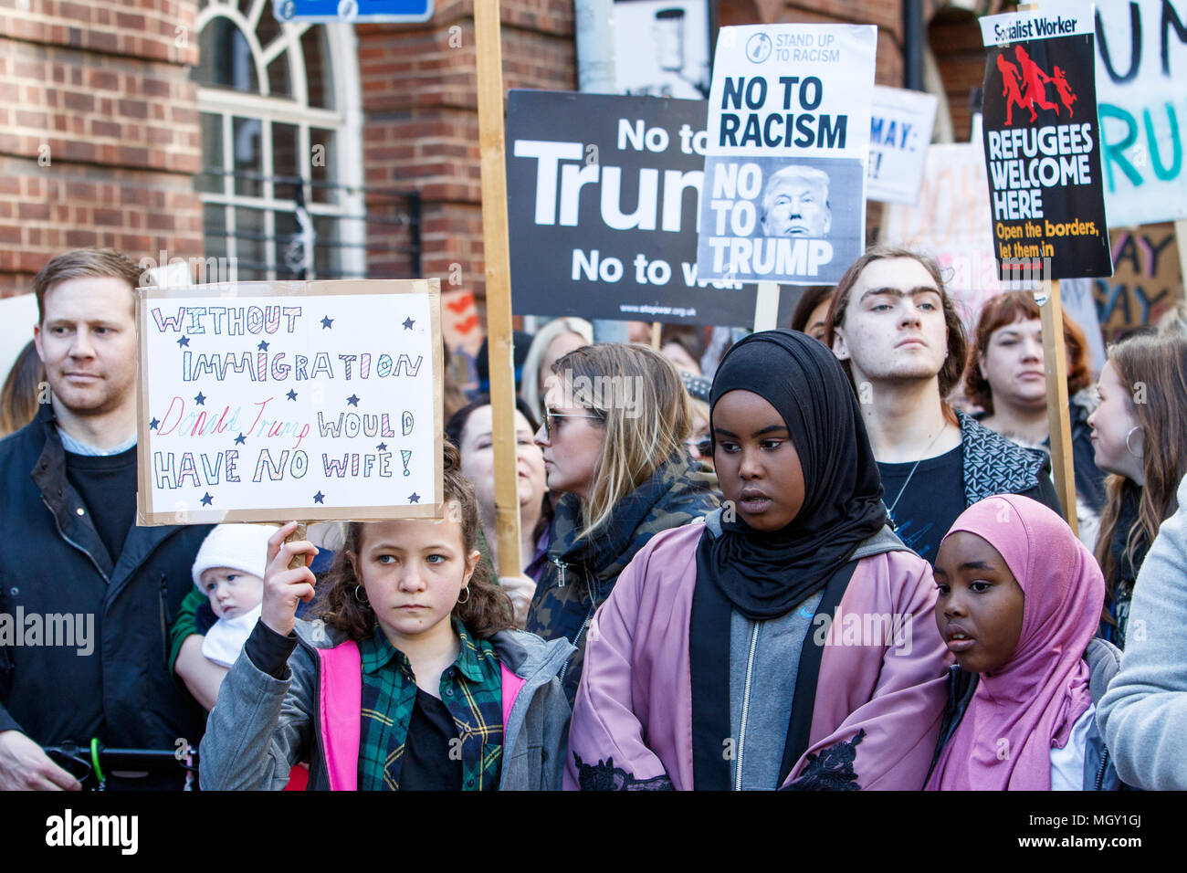 Bristol, Regno Unito, 04-02-17 manifestanti che trasportano anti trump cartelloni sono illustrati in una marcia di protesta contro il Presidente Trump's divieto musulmano e visita di stato Foto Stock