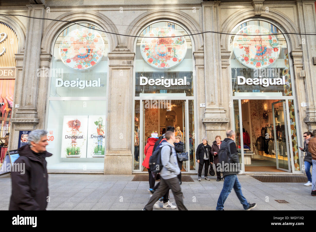 Milano, Marzo 2018: vetrina di Desigual nella strada dello shopping di moda  e design di capitale del mondo, nel marzo 2018 di Milano, Italia, Europa  Foto stock - Alamy