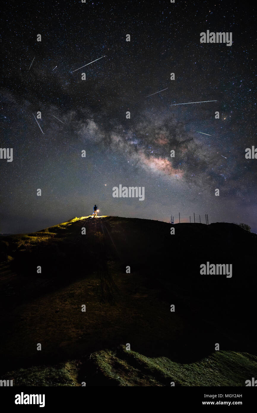 Guardando la via lattea che salgono sopra l'orizzonte in Himalaya durante la Lyrids Meteor doccia Foto Stock
