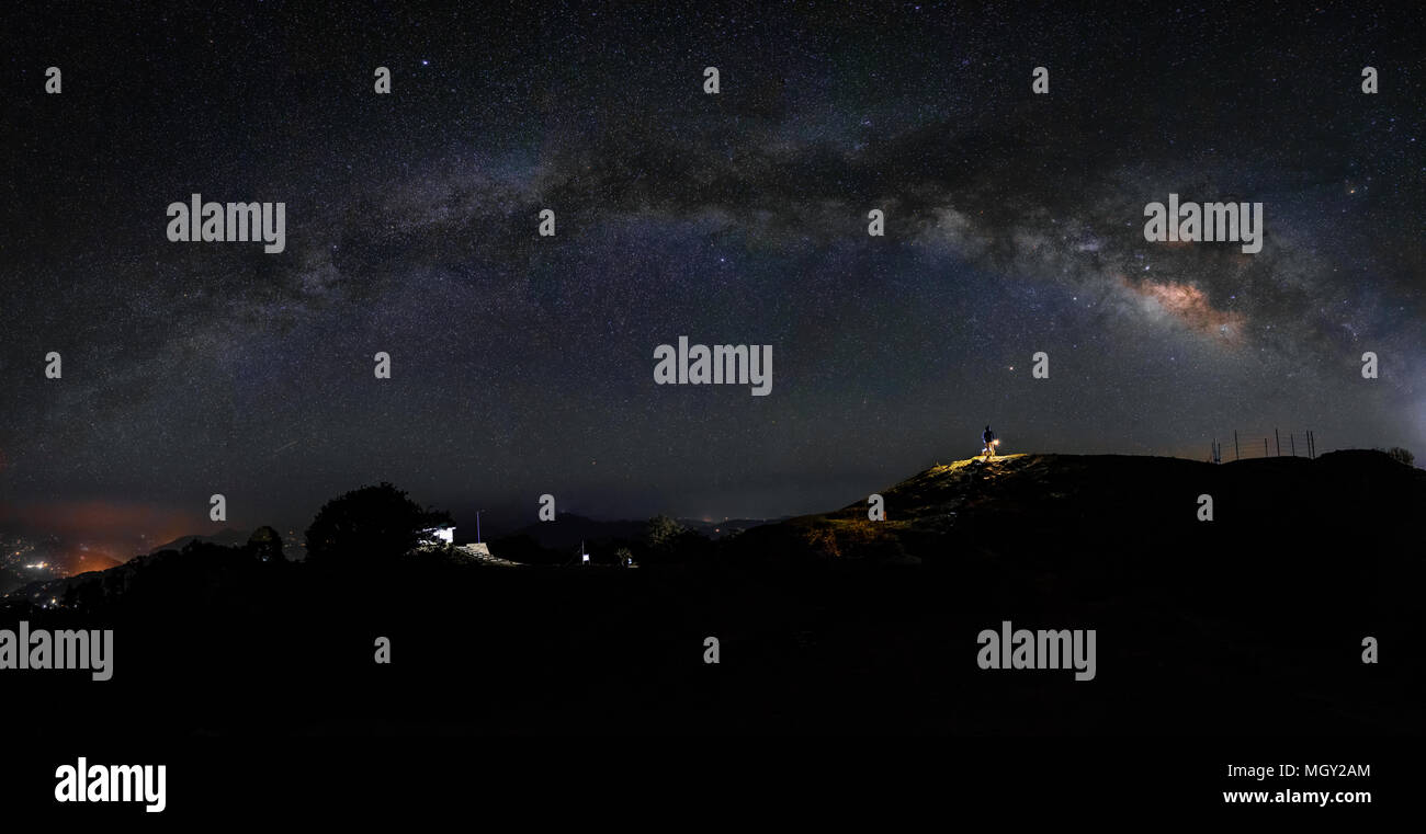 Panorama della via lattea teso attraverso il cielo sulla sommità del picco Hatu, Shimla Foto Stock