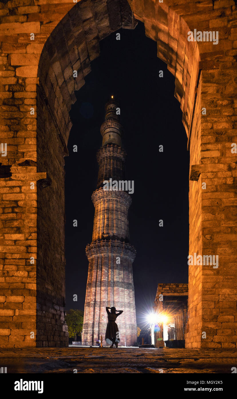 Raffiguranti scala con un minuscolo black silhouette di una ragazza al Qutub Minar complesso, il patrimonio meraviglia di New Delhi Foto Stock