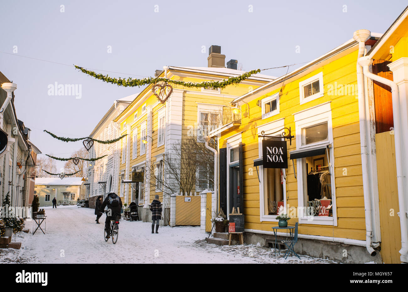 Persone su Välikatu al tempo di Natale, Porvoo, Finlandia, Europa Foto Stock