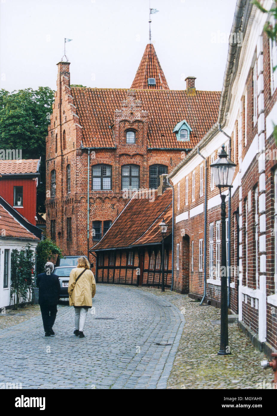 RIBE Danimarca a sud-ovest dello Jutland più antica città in Danimarca ha stabilito in 860.vecchi edifici in mattoni lungo una delle strade tortuose Foto Stock