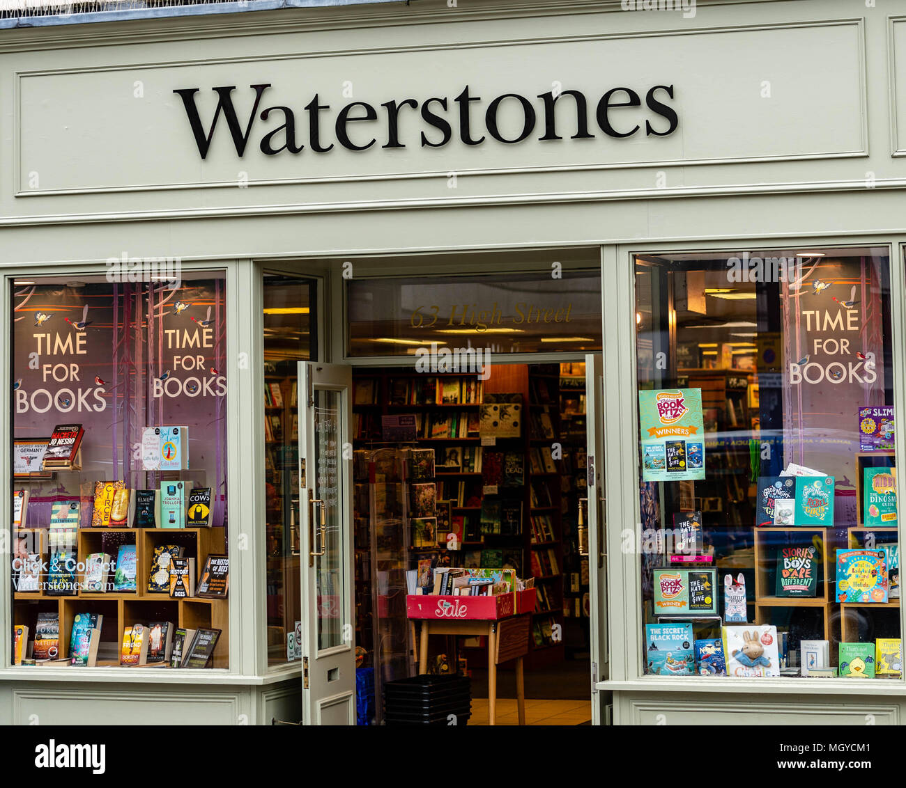 Waterstones book store facciata e digital signage in Brentwood Essex Foto Stock