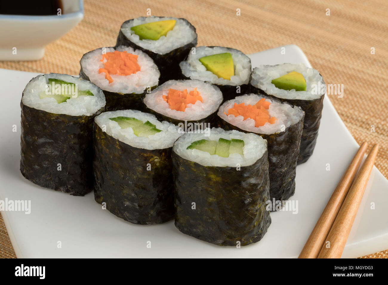 Varietà tradizionale giapponese di vegetali maki sushi su un piatto di portata Foto Stock