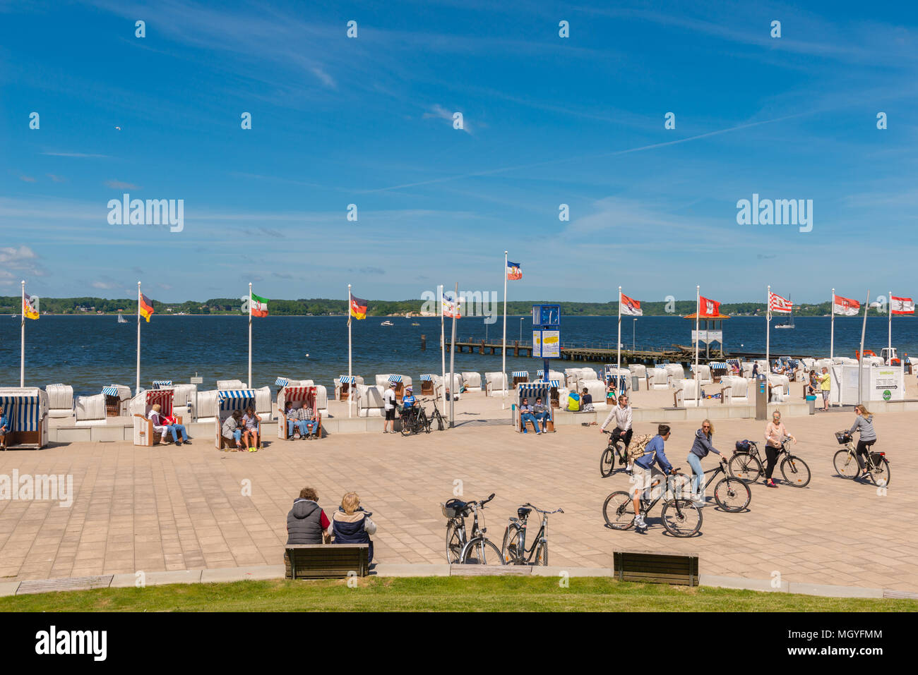 Spiaggia di fronte a Glücksburg, Danimarca sull'altro lato del fiordo, fiordo di Flensburg, Schleswig-Holstein, Germania, Europa Foto Stock
