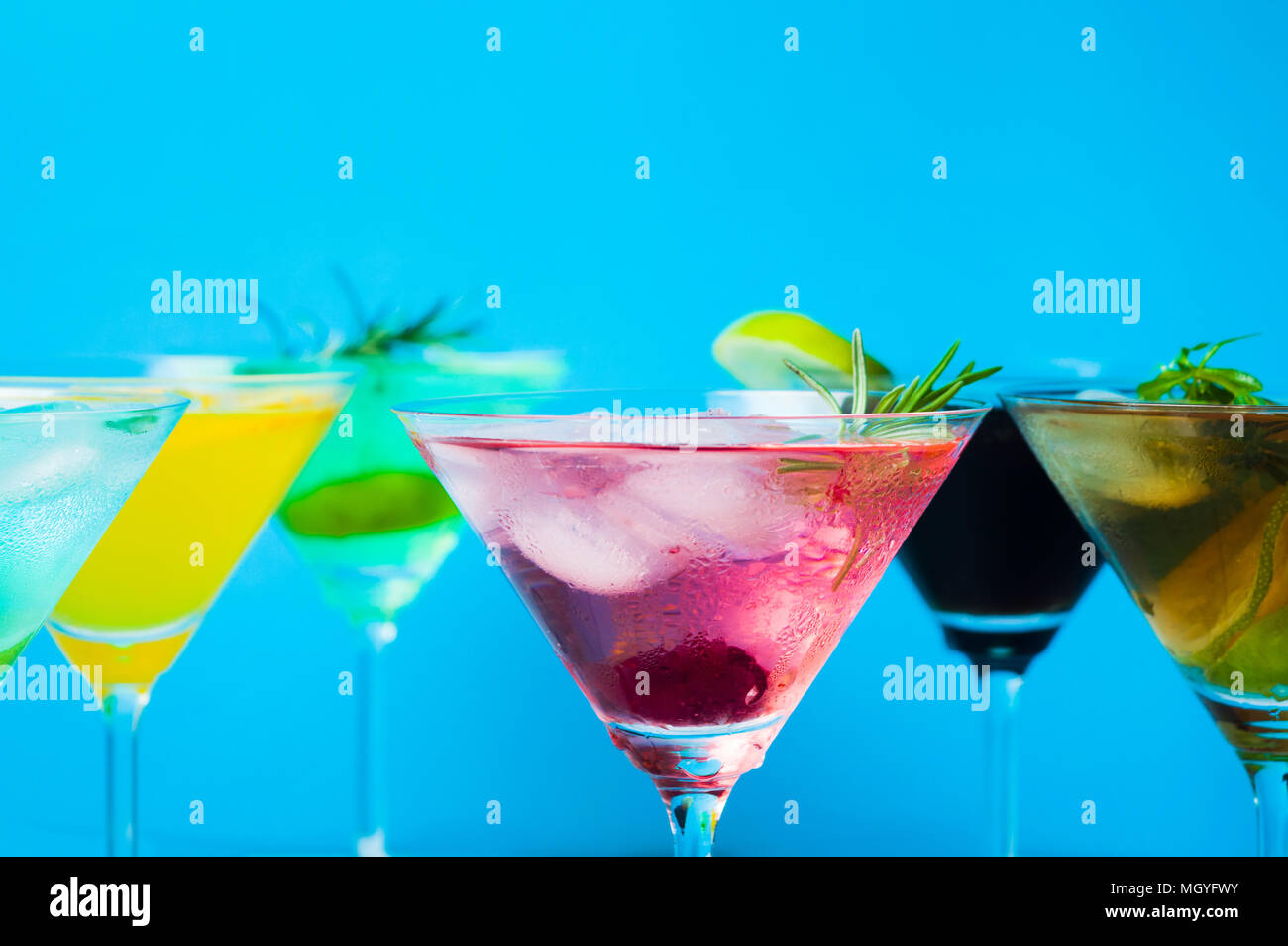 Cocktail colorati contro sfondo blu. Estate rinfreschi Foto Stock