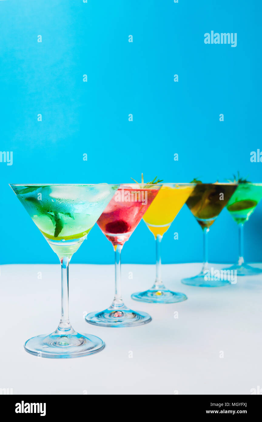 Cocktail colorati contro sfondo blu. Estate rinfreschi Foto Stock