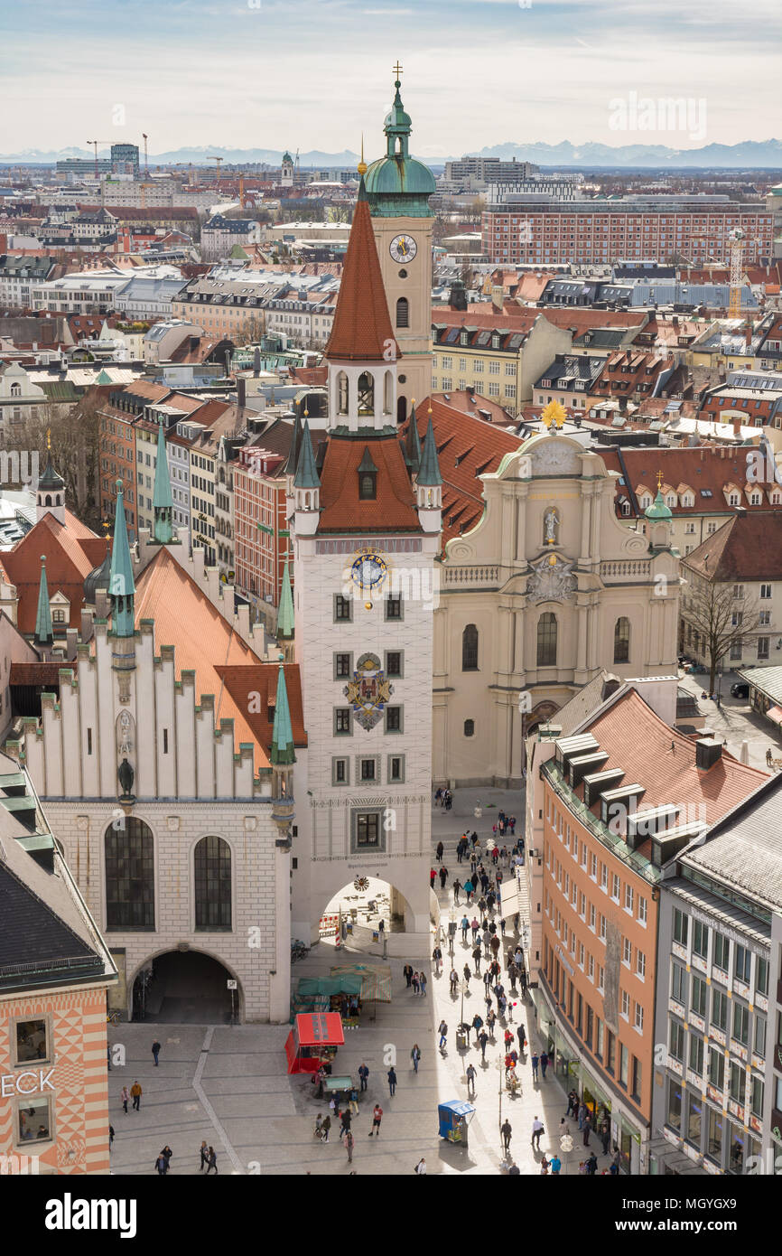 Monaco di Baviera, Germania - 4 aprile: veduta aerea della città di Monaco di Baviera, in Germania il 4 aprile 2018. Una folla di gente che sono presso la piazza. Foto Stock Monaco di Baviera, Germania - 4 aprile: veduta aerea della città di Monaco di Baviera, in Germania il 4 aprile 2018. Una folla di gente che sono presso la piazza. Foto Stock
