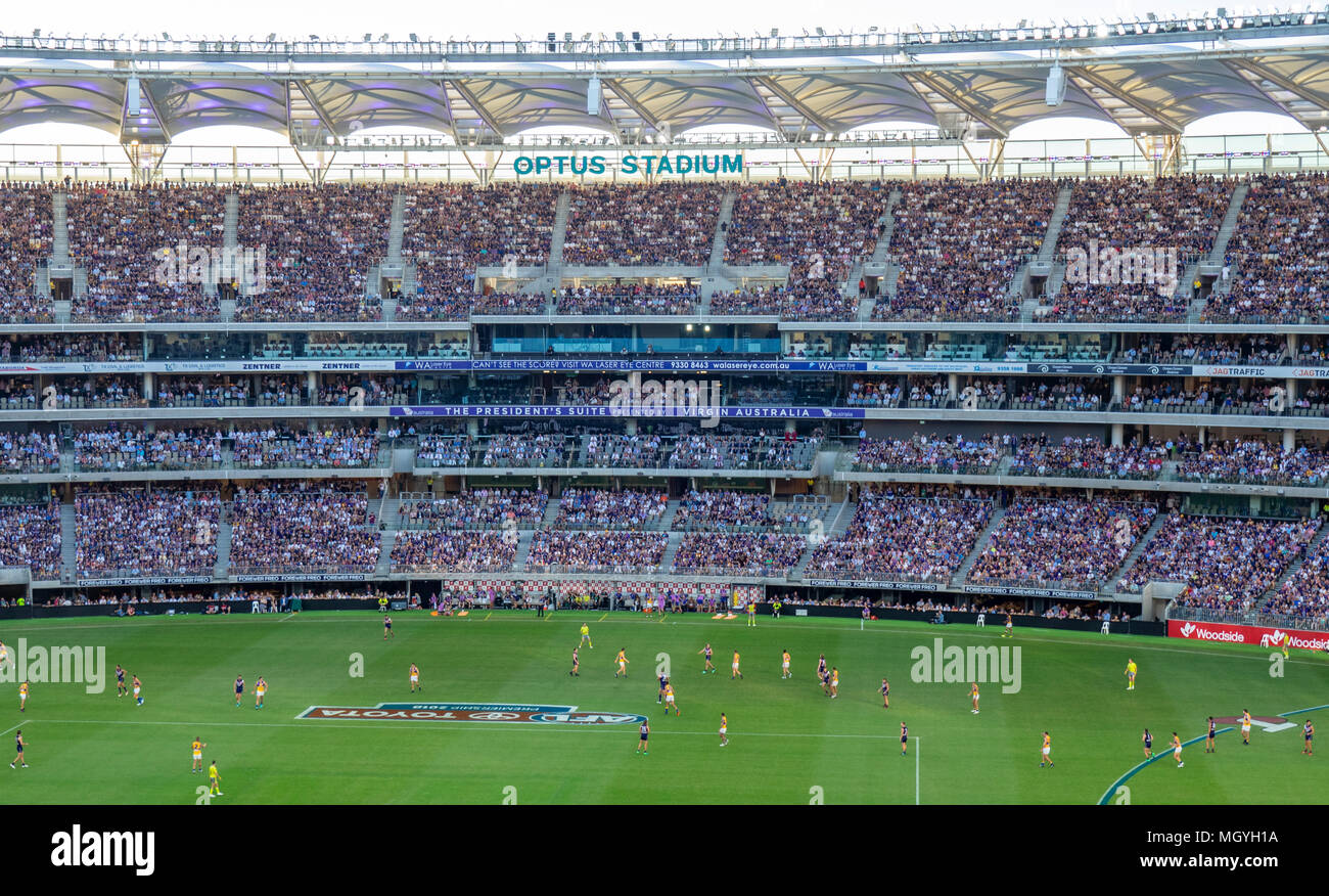 Le squadre di AFL Fremantle Dockers e West Coast Eagles giocano il loro Australian Rules Football, primo derby a Optus Stadium, Perth, WA, Australia. Foto Stock