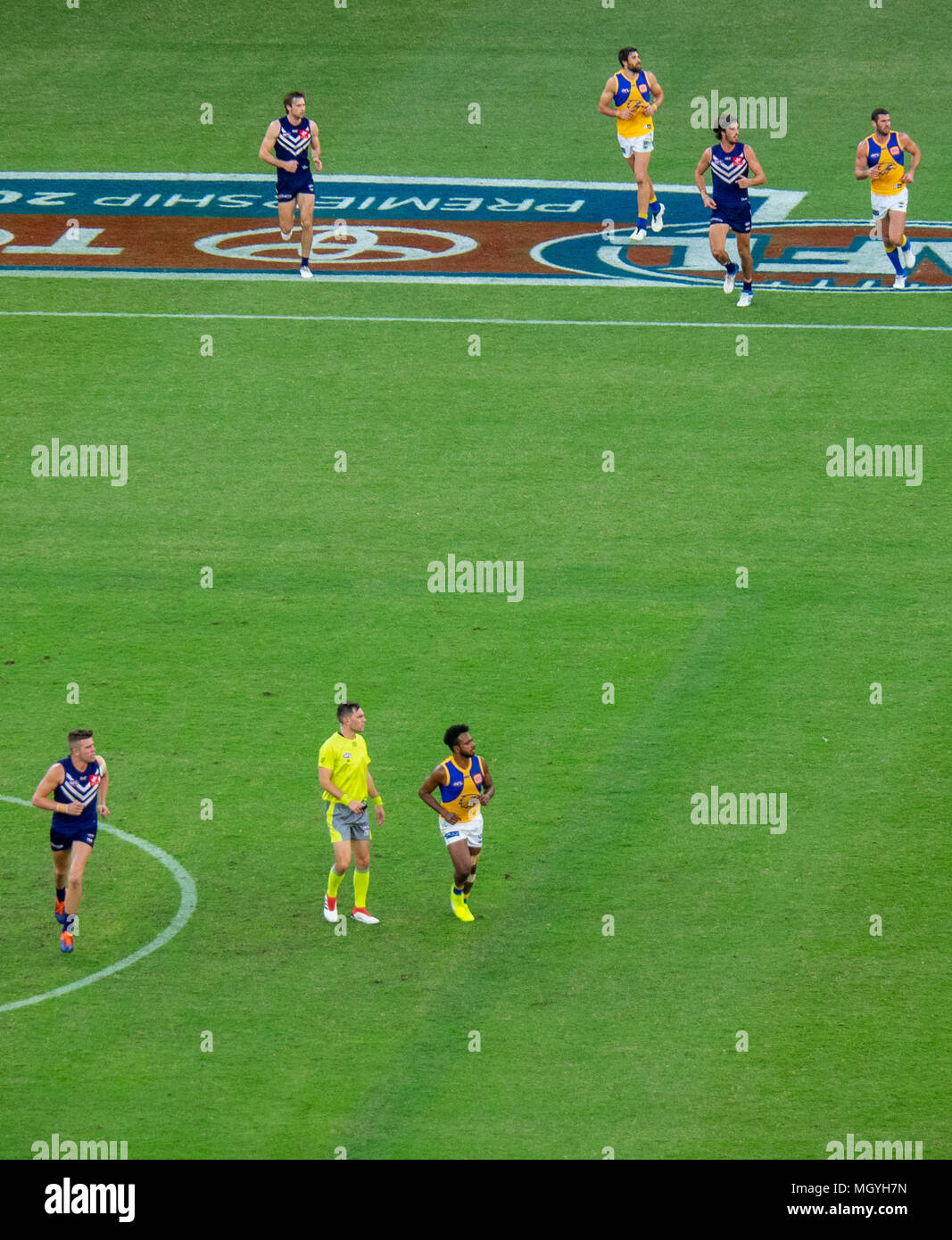 Il primo derby AFL, Australiana partita di calcio tra Fremantle Dockers e West Coast Eagles a Optus Stadium, Perth WA. Foto Stock