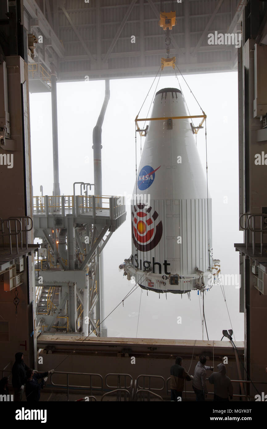 Il Mars Lander InSight sonda viene posizionata in cima a un regno lancio Alleanza Atlas V rocket presso la base aerea di Vandenberg Space Launch Complex 3 Aprile 23, 2018 in Lompoc, California. L'intuizione che sta per indagini sismiche, geodesia e trasporto di calore, sarà la prima missione a guardare in profondità sotto la superficie marziana ed è previsto per il decollo del 5 maggio 2018. Foto Stock