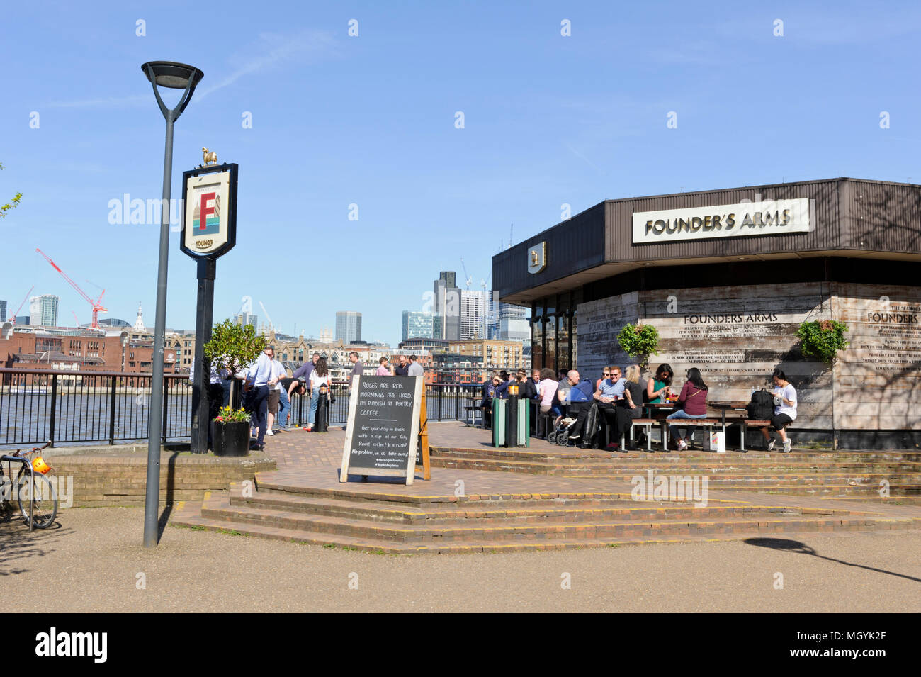 La gente di socializzare dal Tamigi al di fuori di un pub inglese, London, Regno Unito Foto Stock