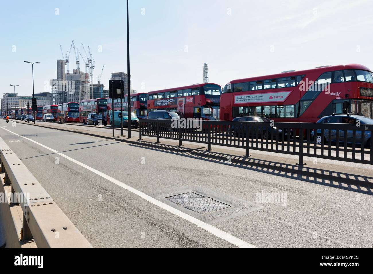 Una lunga coda di autobus rossi a Waterloo Bridge, City of London, Regno Unito Foto Stock