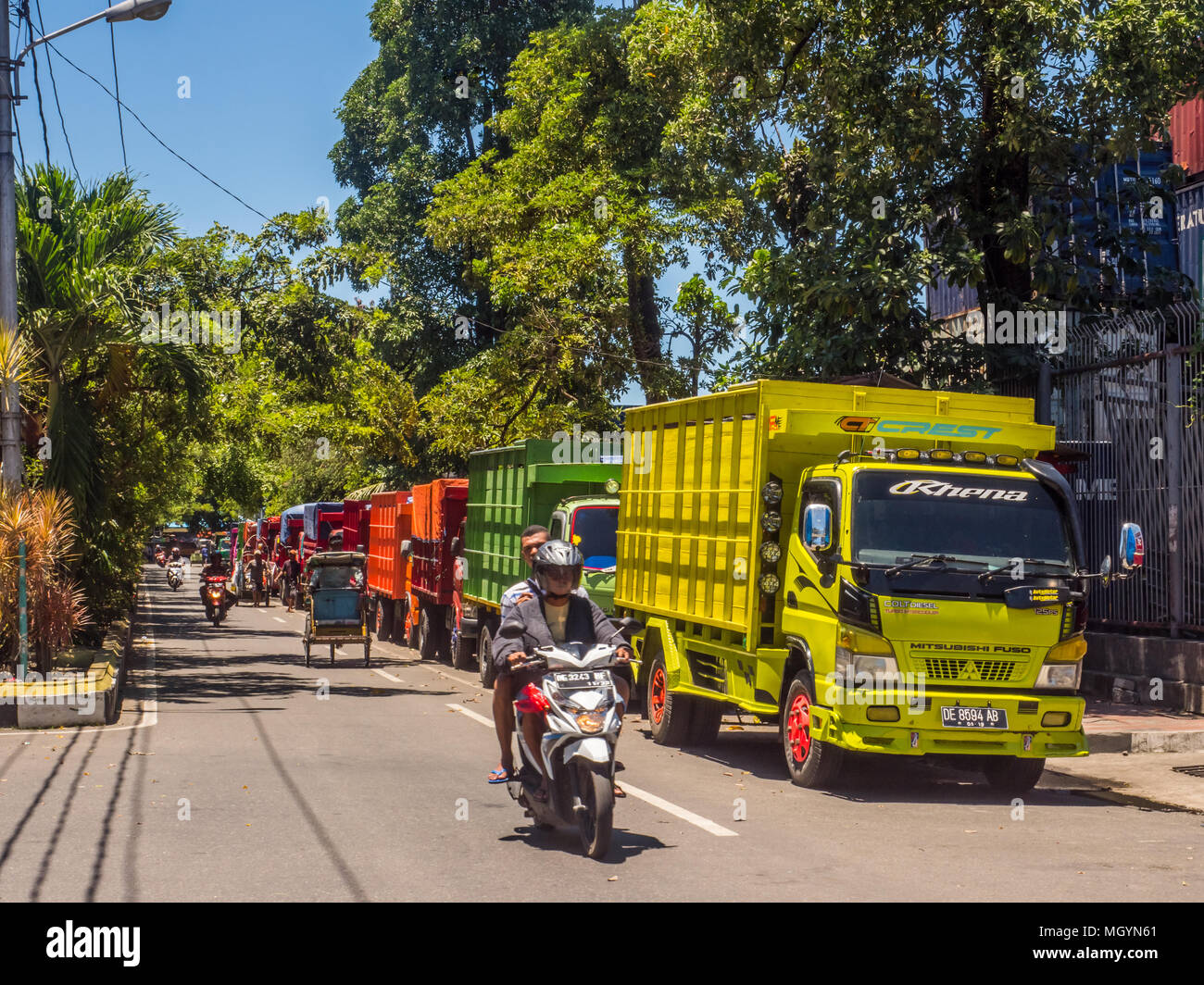 Ad Ambon, Indonesia - 18 Febbraio 2018: carrelli colorati lungo la strada della città di Ambon sull isola di Ambon. Foto Stock