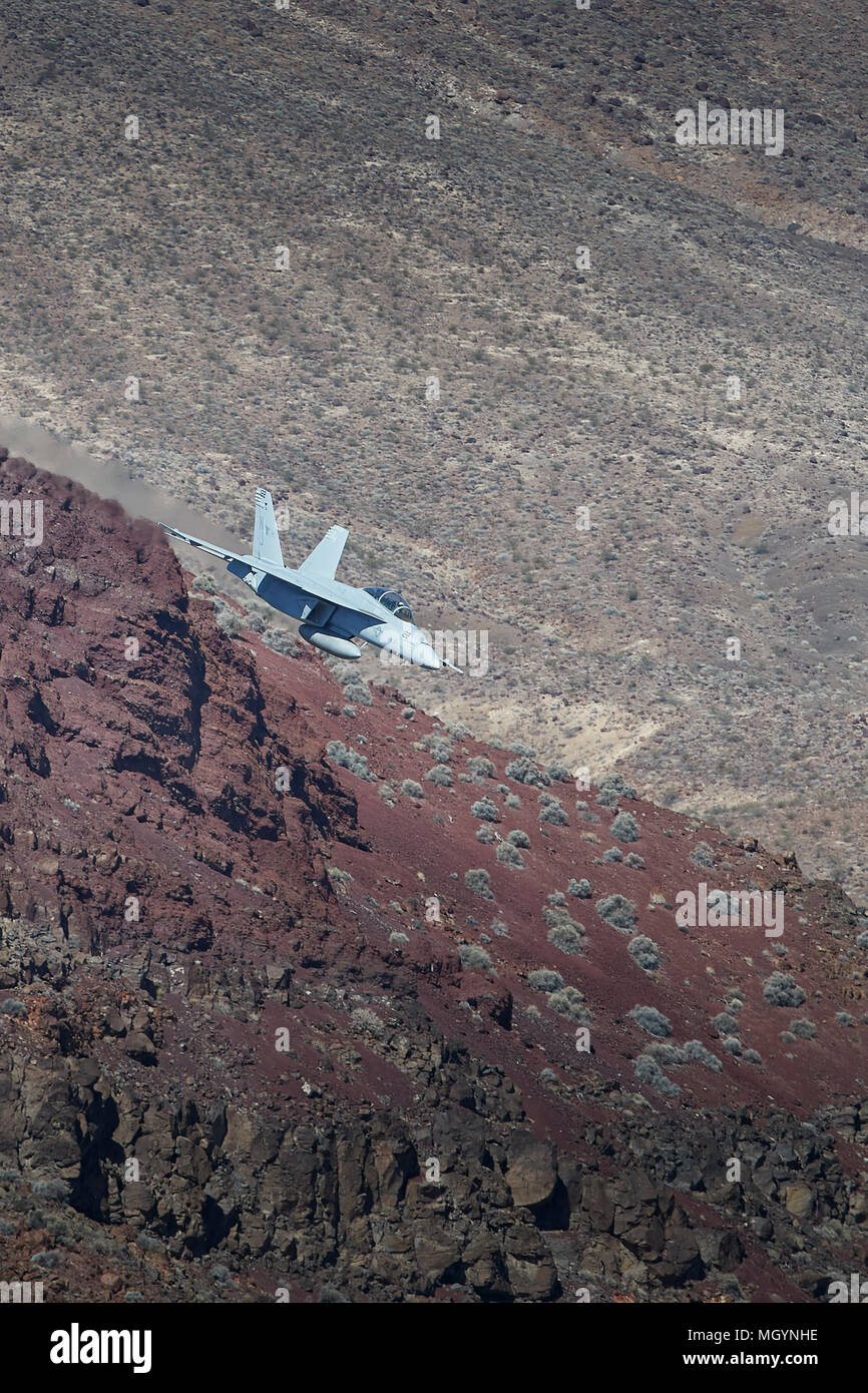 Marina degli Stati Uniti F/A-18F Super Hornet jet fighter, volare a livello basso attraverso il Rainbow Canyon California, Stati Uniti d'America. Foto Stock