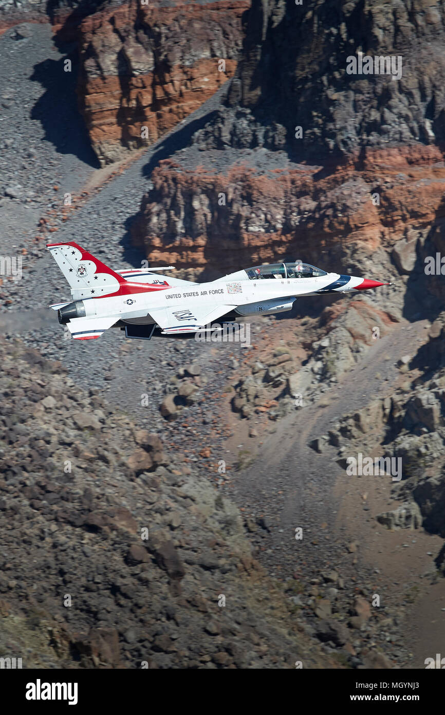 Twin sede United States Air Force Lockheed Martin F-16D Fighting Falcon dalla USAF "Thunderbirds' volare basso attraverso il Rainbow Canyon, California. Foto Stock