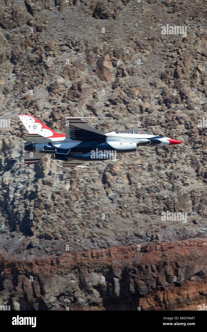 Twin sede United States Air Force Lockheed Martin F-16D Fighting Falcon dalla USAF "Thunderbirds' volare basso attraverso il Rainbow Canyon, California. Foto Stock