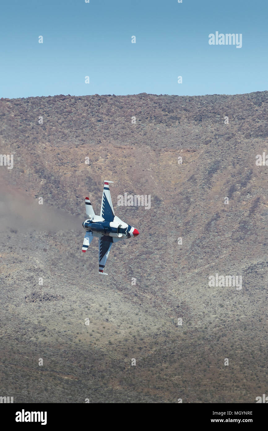 Twin sede United States Air Force Lockheed Martin F-16D Fighting Falcon dalla USAF "Thunderbirds' volando attraverso il Rainbow Canyon, California. Foto Stock