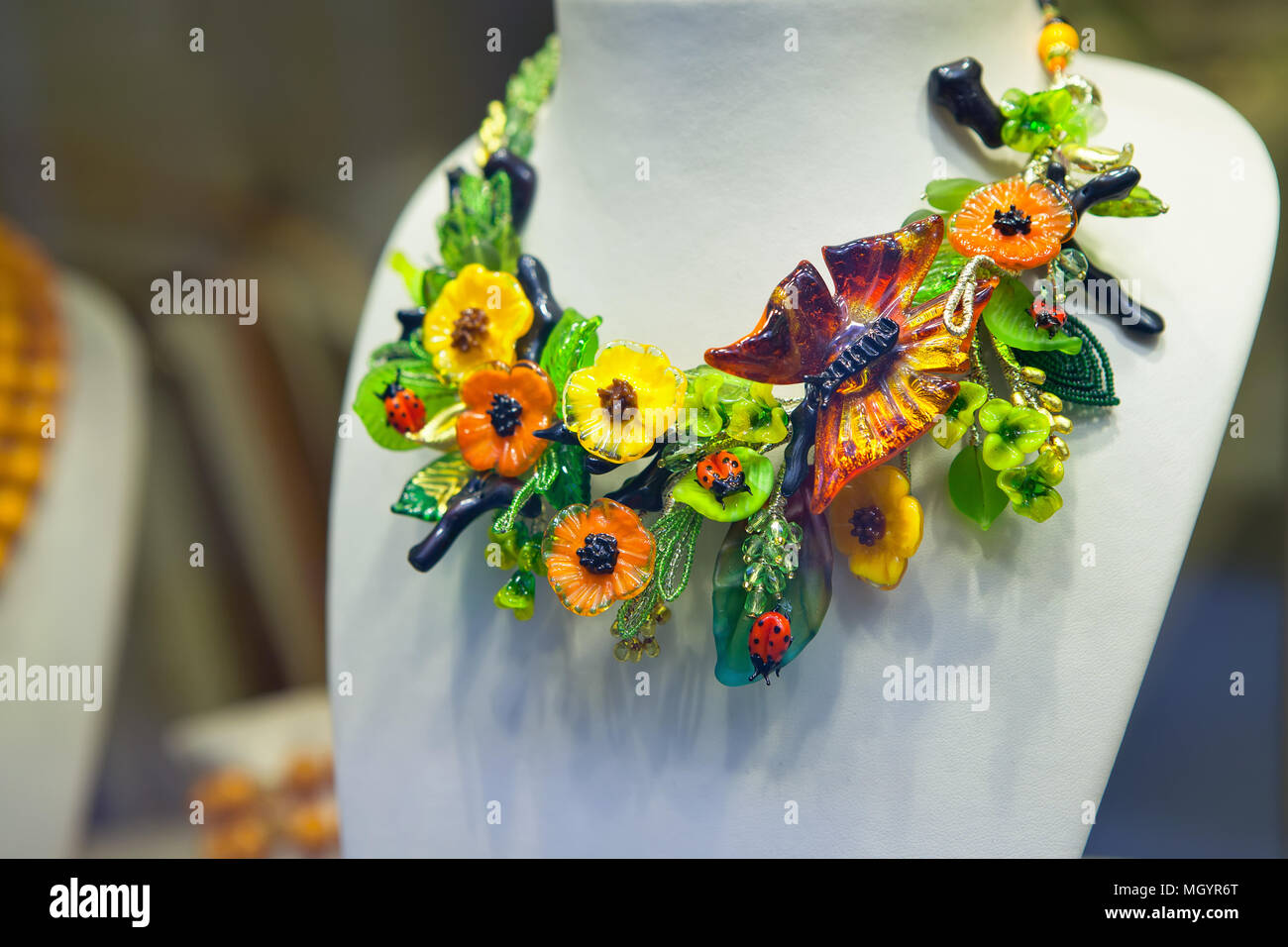 Colorata collana in vetro di Murano Foto stock - Alamy